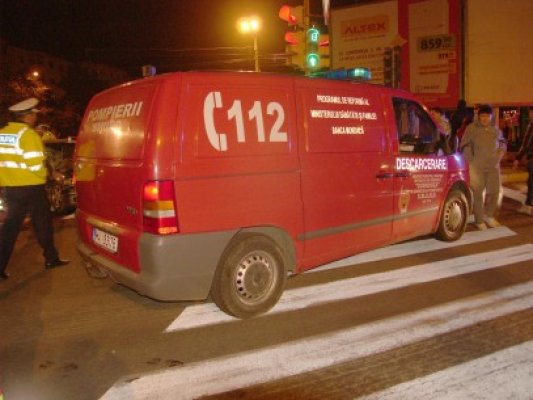 Accident rutier grav, pe bulevardul 1 Mai: a intervenit descarcerarea, după ce un şofer a trecut pe roşu